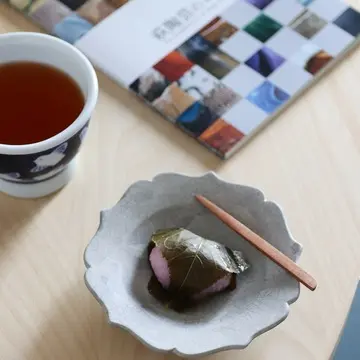 手前：山口県・萩市「萩焼窯元 天龍窯」

奥：佐賀県・佐賀県西松浦郡「有田焼 深川製磁」