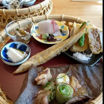 家ではほとんどやらない揚げ物。れんこんのはさみ揚げと真ん中に横たわるゴボウの揚げ物が美味しかった♪