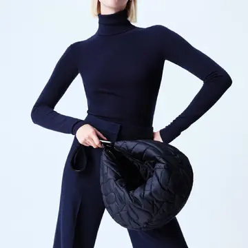 バッグ「アクリス アンナ リトルホーボー」を持った女性モデル