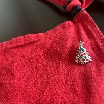 赤いエプロン　クリスマスツリーピンバッジ　ピンバッジ　リネンエプロン