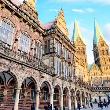 市庁舎と聖ペトリ大聖堂