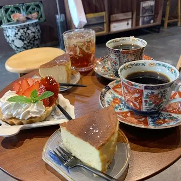 季節の自家製フルーツタルトとコーヒー、バスクチーズケーキ