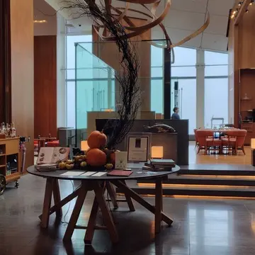 アンダーズ東京 ザ タヴァン グリルのエントランスロビーに飾られた秋のハロウィン装飾