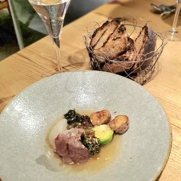 Hot Dish : 子羊と春野菜の煮込み デュカの香り