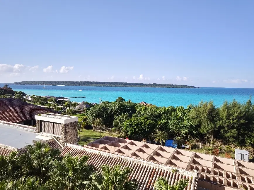 ホテルの部屋から来間島が望めます