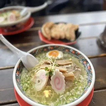 塩ラーメンと餃子