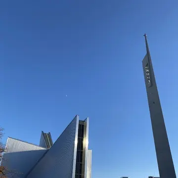 東京カテドラル聖マリア大聖堂の外観。丹下健三設計の特徴的な三角フォルムと青空、文京区の人気建築スポット、カテドラルの撮影ポイント