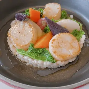 ホタテのポワレ　大麦のリゾットと夏野菜