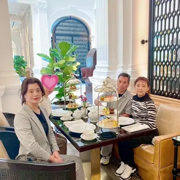 シンガポールのラッフルズホテルでアフタヌーンティーを楽しむ家族