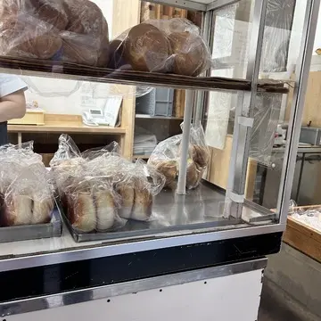 あんぱんやクリームパンと昔ながらのパンがあります