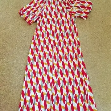 今回購入したTOMORROWLAND/MACPHEEのワンピースです。プリント模様が鮮やか。