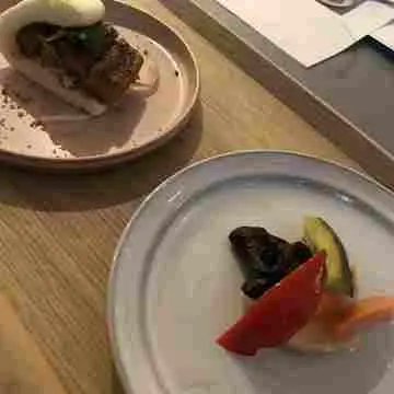 p-144「PUB」メニューの薬膳ピクルスと豚肉のPAO