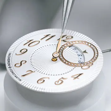 文字盤の中心部と外縁部には、オートクチュールのプリーツに着想を得た装飾が。これは、自社内の工房で、大きなサイズで描いたモチーフをミニチュア化し、熟練のギヨシェ彫り職人によって施されている。曲線が美しい