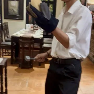 中身のご飯を投げると