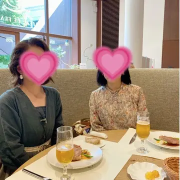 ランチをするふたりの女性