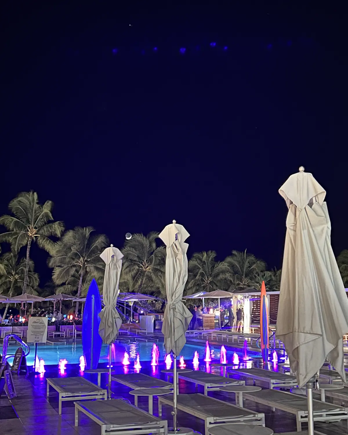 夜のプールライトアップ