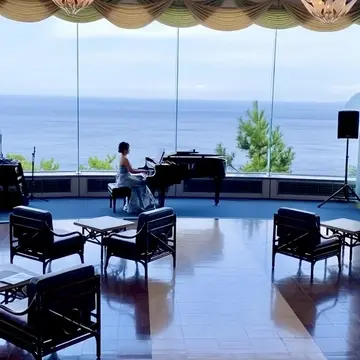 受付は2Fのオーシャンビューなフロアでピアノ演奏聴きながら