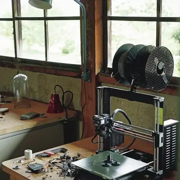 型吹きの際に使用する金型は、通常、鋳物職人に発注されることが多いが、こちらもお手製