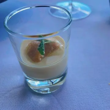 フレンチダイニング「アジュール フォーティーファイブ」のアミューズ 蛤とエスカルゴバター