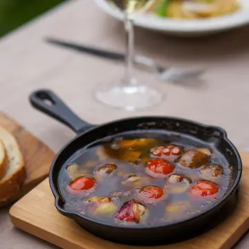 タコとマッシュルームのアヒージョ 