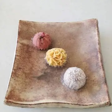 釉薬のかかり具合、微妙な色の移ろい、造形、厚みと重さ…。まさに芸術作品の迫力です