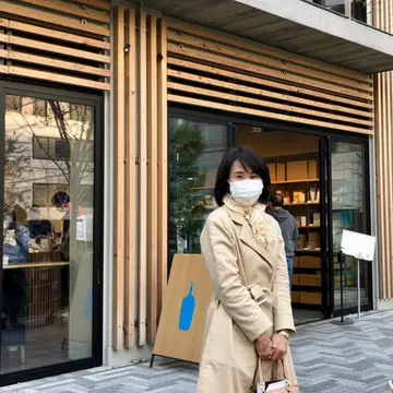 みどり溢れる公園の中にあるウッディで落ち着いたカフェ