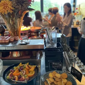 六本木のニルヴァーナ ニューヨーク、フルーツとクッキーが並ぶデザートビュッフェ。