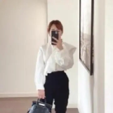 スタイリングの白ブラウスコーデ襟を斜めに