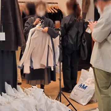 商品を手に取って見せてみたり。