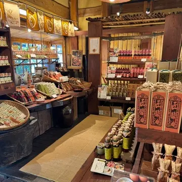 いろいろな種類のお醤油が所狭しと並んでいます。