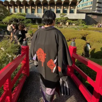 羽織を着た女性の後ろ姿