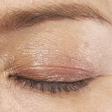  エクラ 華組　根村さんがアイシャドウをお試し