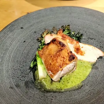 Main : 山梨産美桜鶏のジョスパーグリル あさりの出汁とハーブのヴェルデュレットソース