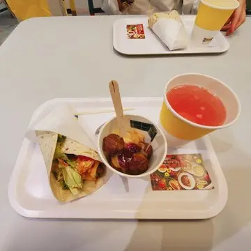 カフェでランチ　ミートボールとソーダ、ツンブロート