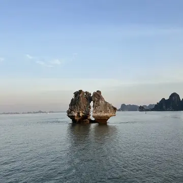 ハロン湾　kissing bird 闘鶏岩