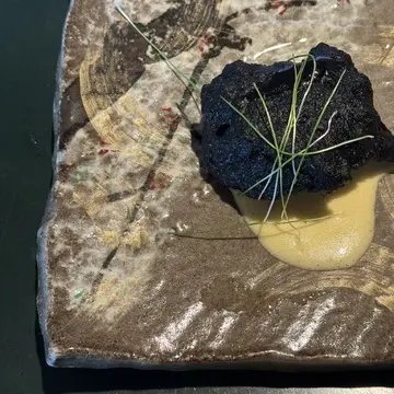 イチジクの竹炭フリット　バルサミコソース