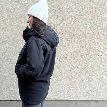 黒のフリースジャケット、白のニット帽