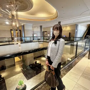 式は初めてパンツスタイルで。ワイドパンツで今年らしく。