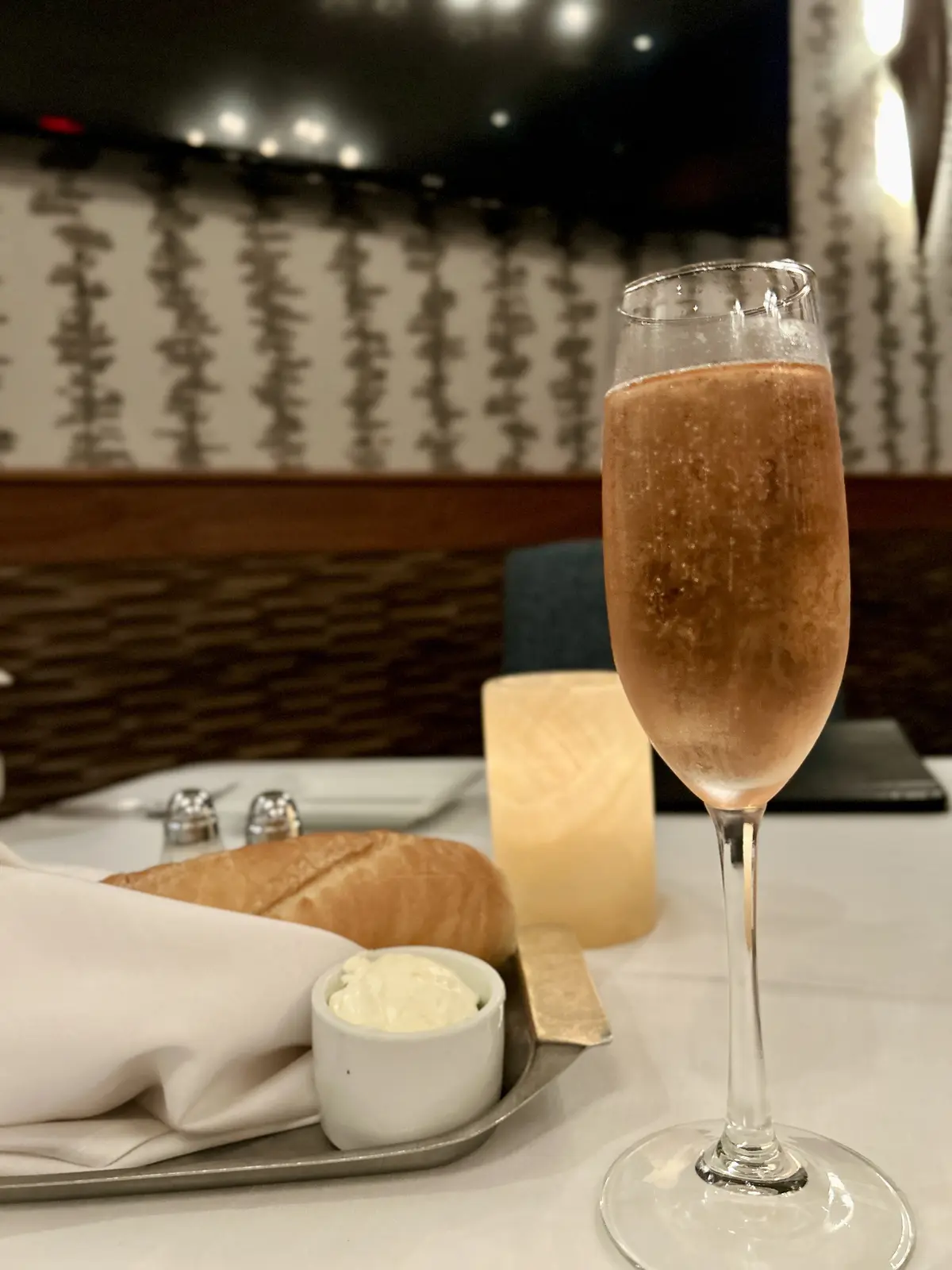 スパークリングワインと
パン