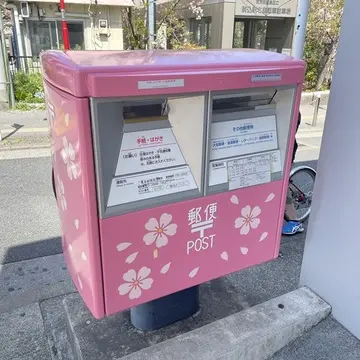 駒込駅前の桜のポスト