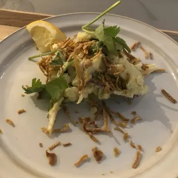 p-144「PUB」メニューのグリーンカレー風ポテトサラダ