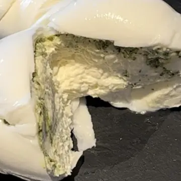 ジェノベーゼのブッラータチーズ