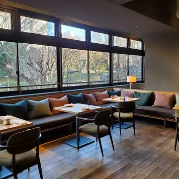 大きな窓からは新宿中央公園の緑が綺麗に見えます。