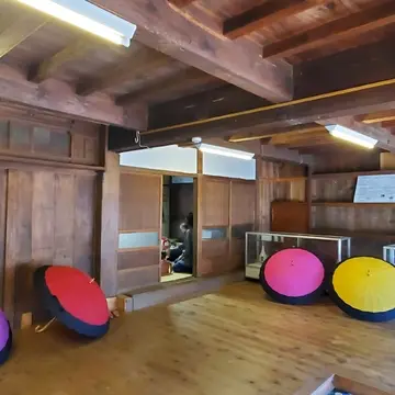 入ってすぐの広い板の間には綺麗な色の傘がありました。