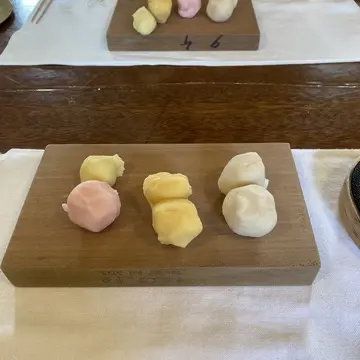 和菓子作りに使用する練り切り餡の色とりどりの素材。