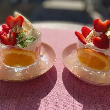 シフォンケーキを焼き、小さくカットしてグラスの中へ。。。
ケーキにマスカルポーネチーズと生クリームを重ねて入れました♪
お皿にちょっとキラキラが足りませんがキラキラゼリーも。
美味しくできました