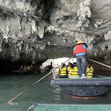 ハロン湾　手漕ぎ船　カヤック　奇岩　ベトナム