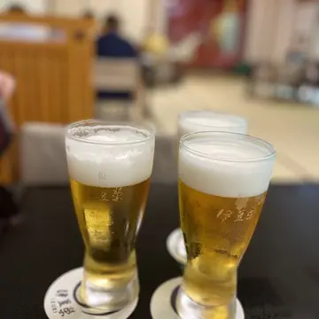 伊豆栄のロゴ入りグラスで提供される生ビール