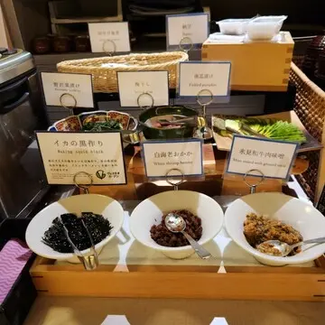 氷見和牛みそ、イカの黒作りなど地元の名産品が