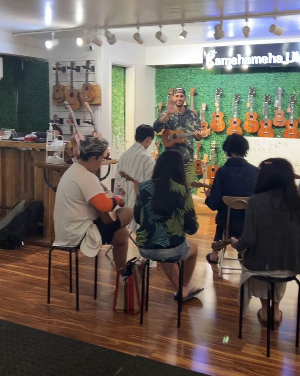ホテル内のウクレレ店でウクレレ教室の時間もありました